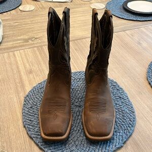 Men’s 10.5 Ariat cowboy boot